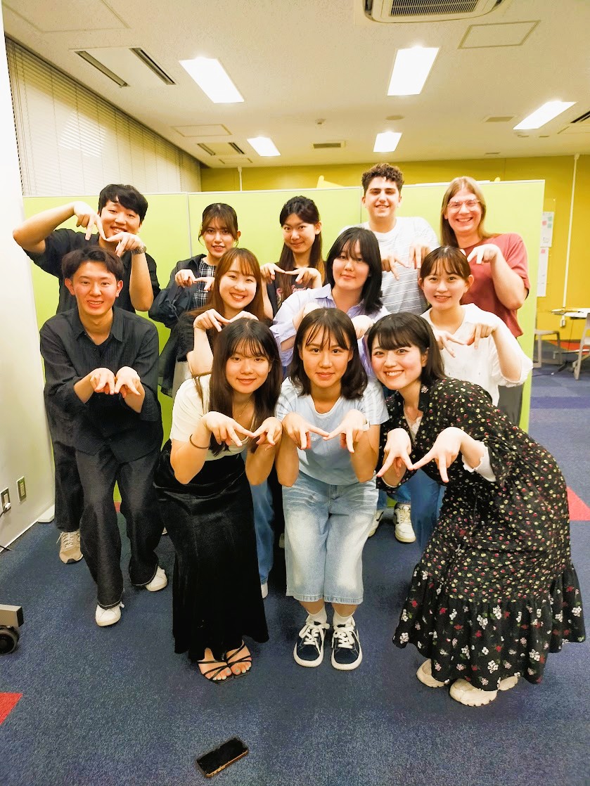 登壇してくださった留学生達とともに