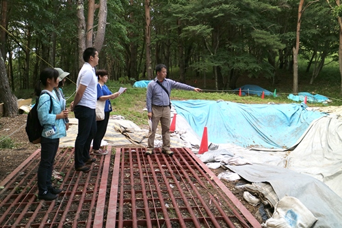 星糞峠黒曜石原産地遺跡の見学風景