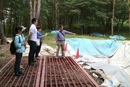 星糞峠黒曜石原産地遺跡の見学風景