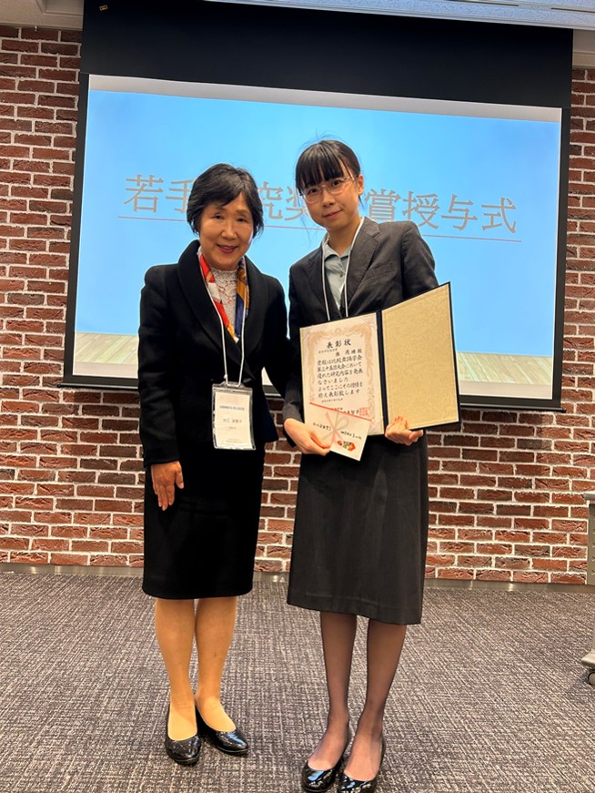 若手研究奨励賞 授賞式 安広美智子会長（左）・張ゼイセイ（右）（写真提供：比較舞踊学会第35回大会実行委員会）