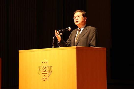 開会のあいさつに立つ坂本恒夫大学院長