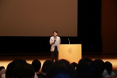 開会のあいさつに立つ石川幹人大学院長