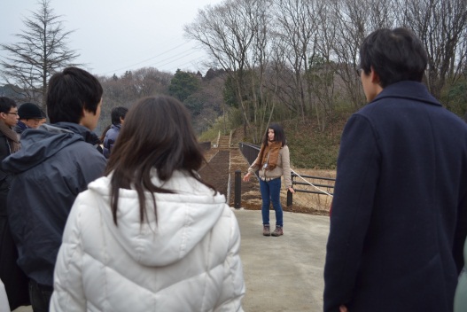 黒川農場自然生態園（丘陵地の自然についての環境教育のフィールド）の入口にて