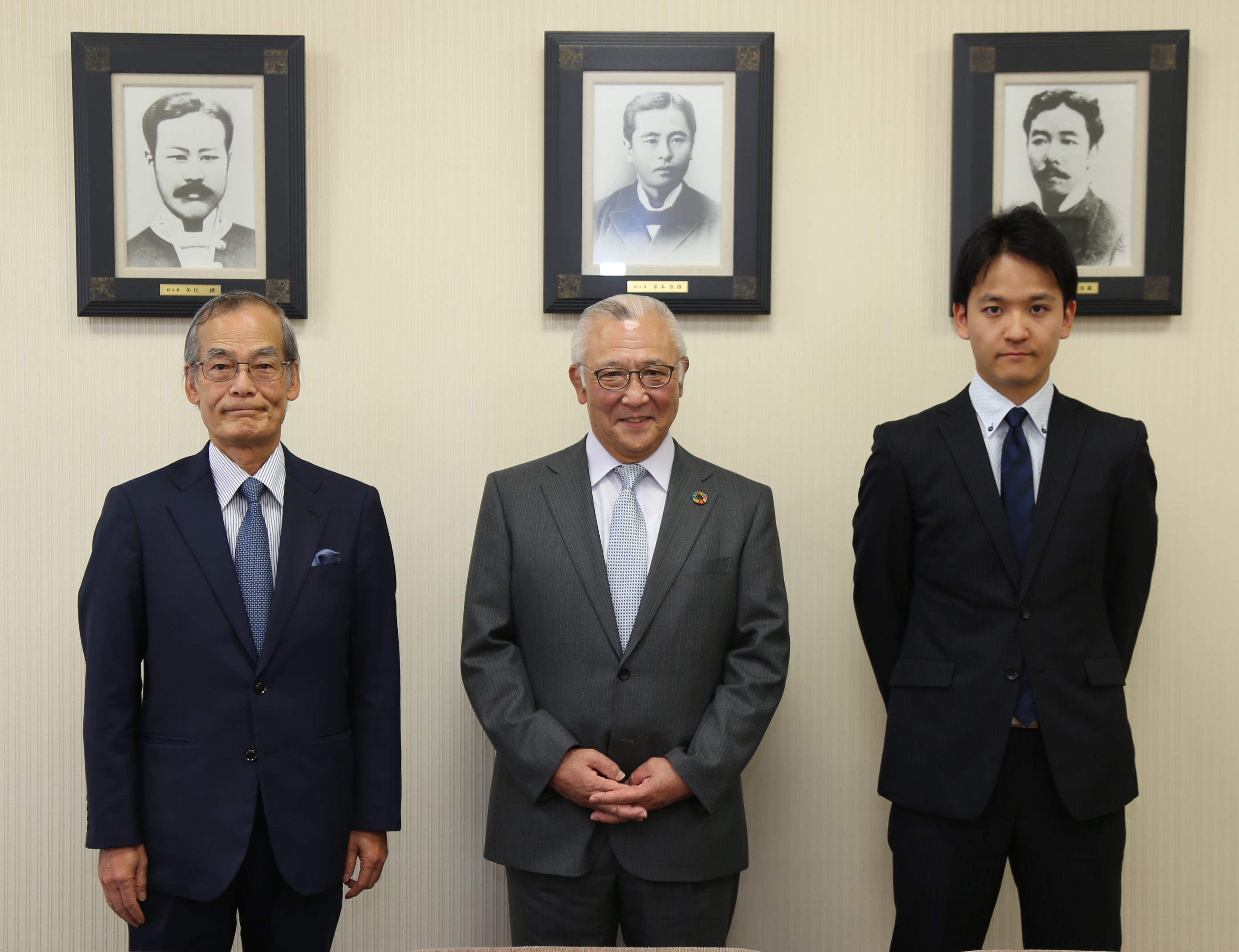 大六野学長とともに。鶴留書記官（写真右）と堀江学長特任補佐（写真左）