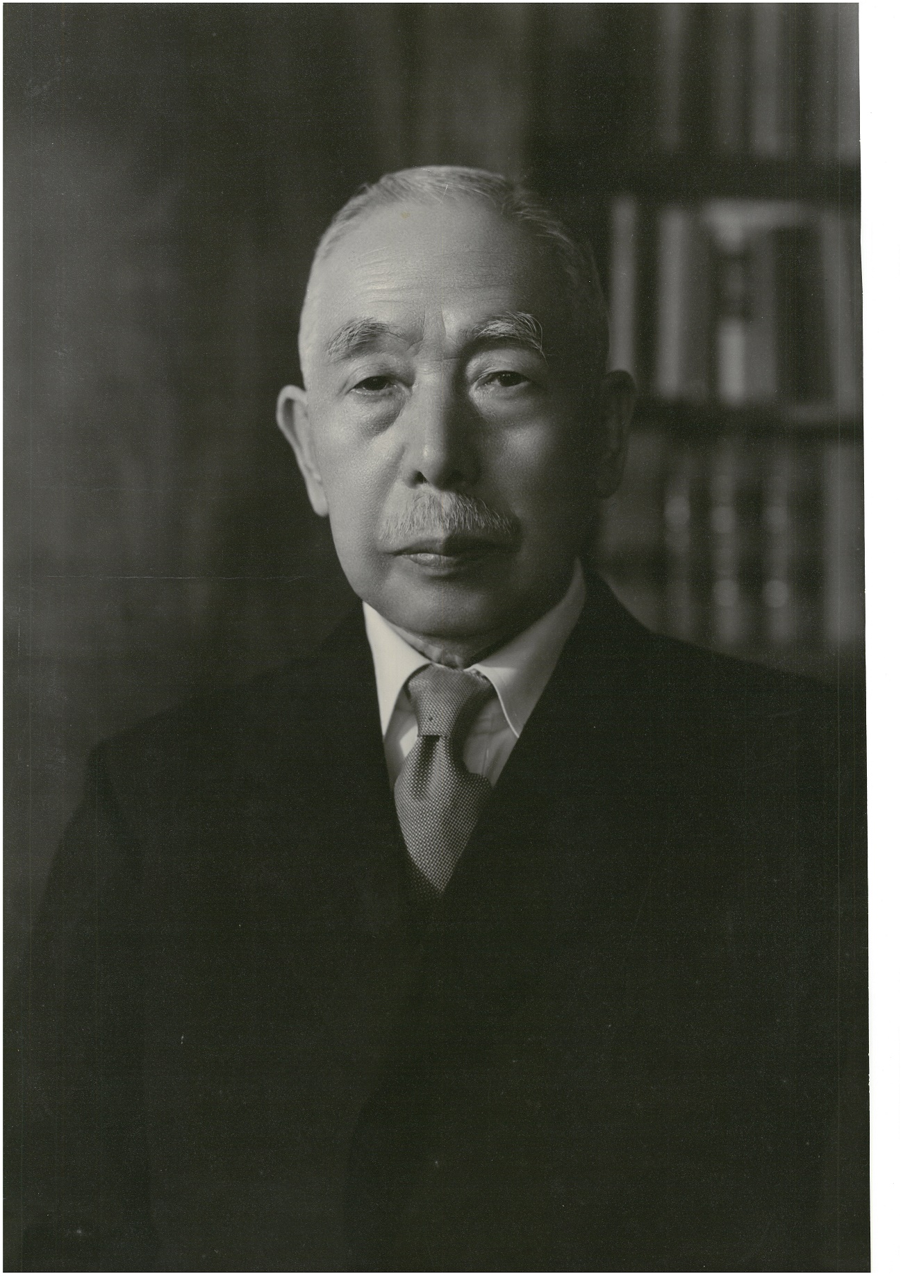 鵜澤總明（1872～1955）   千葉県出身。東京帝国大学卒業。法学博士。旧制明治中学校初代校長、旧制明治大学初代法学部長、明治大学総長、(学)明治大学理事長歴任。行年83歳。 