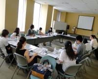 日本法に関する講義に耳を傾ける受講生