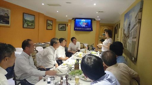 ブラジル紫紺会による歓迎会。中林教授が明治大学の近況について紹介。