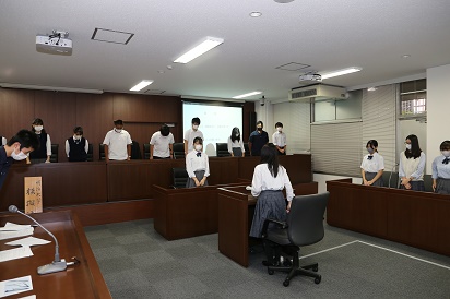 模擬裁判に参加する付属中野八王子高校の生徒