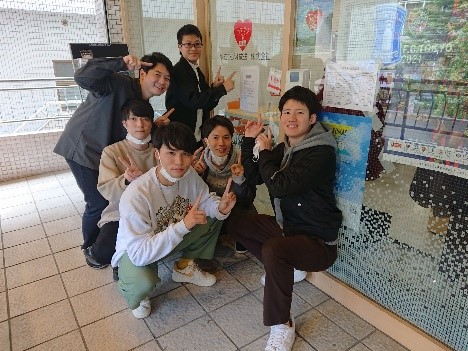 狛江FMさんの入り口にて堀田ゼミ生集合写真