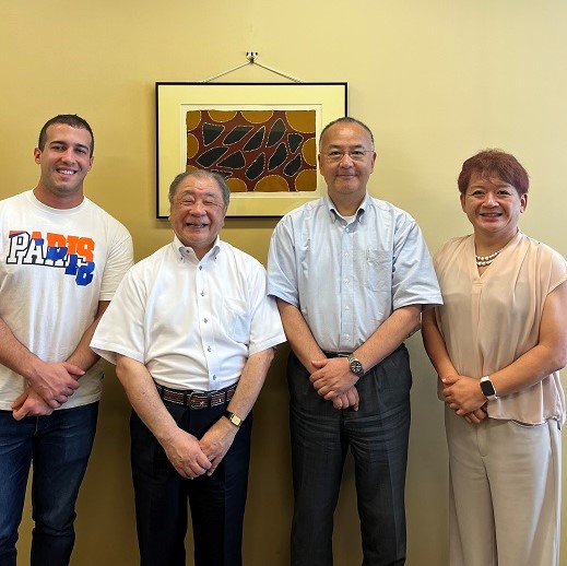 （左から）アルトゥール・バレトさん、サンパウロ大学・二宮正人教授、上野正雄法学部長、小室輝久教授