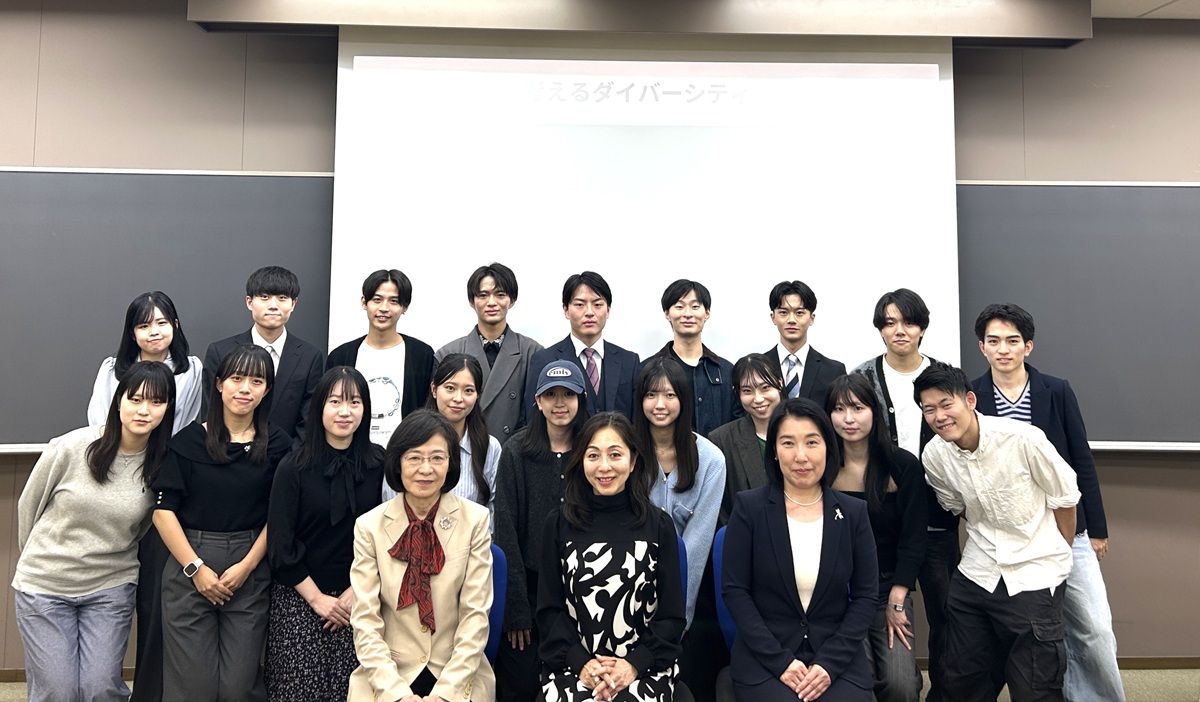 前列左から翁氏、牛尾教授、後藤氏と、牛尾ゼミ生一同