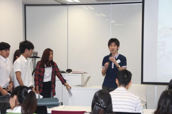 【送り出し】タイの学生の前で日本文化のプレゼンテーション