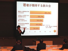 日々の研究で培った知識を学生・審査員の前でプレゼンテーション