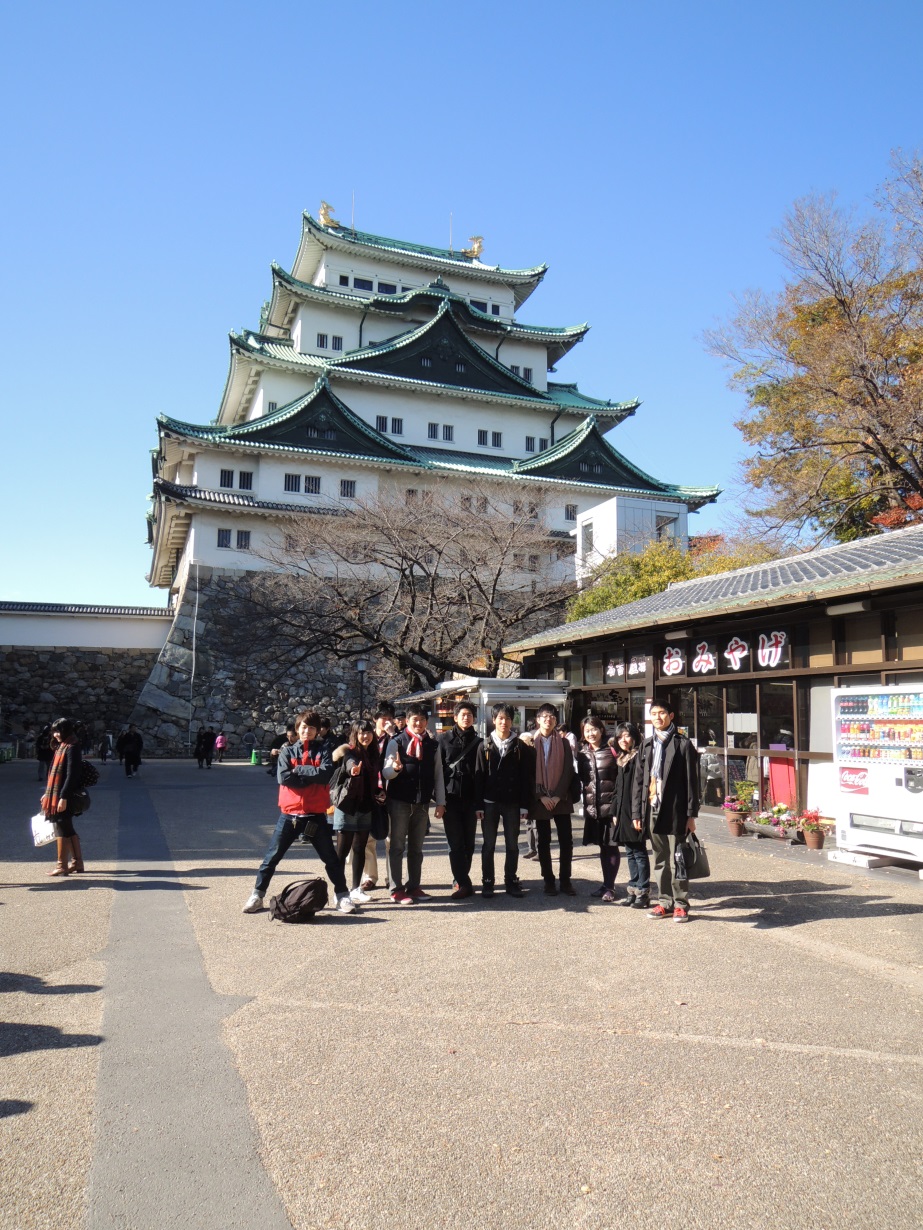 ～清原ゼミの集合写真・名古屋城をバックにして～