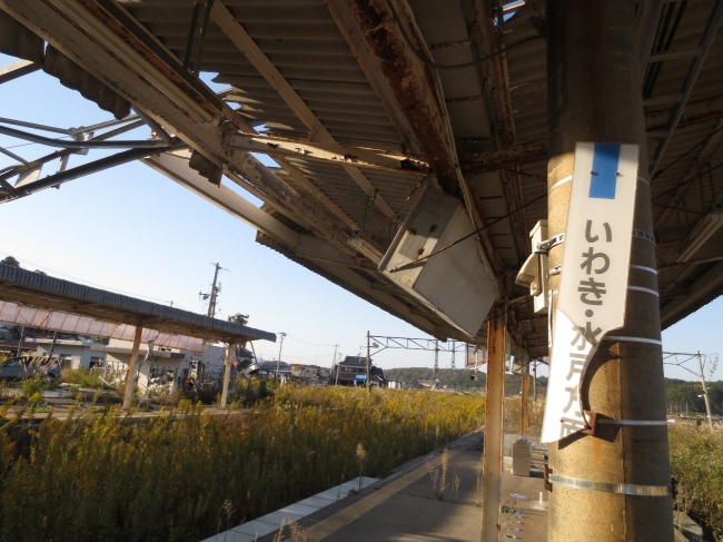 JR常磐線富岡駅 　　　　　　　　　　　　　　　　　　　看板は陸側へと曲がっている