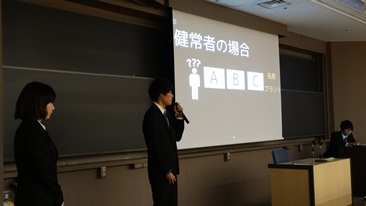 学生・審査員の前でプレゼンテーション