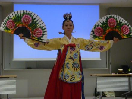 韓国舞踊 「扇の舞」（成均館大学院修了生）