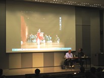 映像を交えながら講演