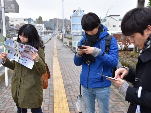 秩父聖地巡礼マップ、聖地巡礼アプリをみながら 聖地巡礼調査を進めるゼミ学生