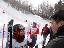 スキーフリースタイルの女子モーグルで金メダル、デュアルモーグルで銀メダルを獲得した村田愛里咲選手に取材する橋本。