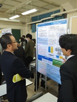 東大農学部教授からの質問に応答する野中君