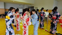 日本文化ワークショップで浴衣体験