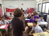 チェンマイの小学校で児童に狂犬病について説明するチェンマイ大医学部のウィライワン教授