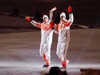 パラリンピック開会式てで聖火リレーを務めた、韓国のChoi Bogue（左）と北朝鮮のMa Yu Choi（右）