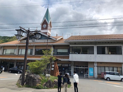 長野県小海町・駅前広場での取材