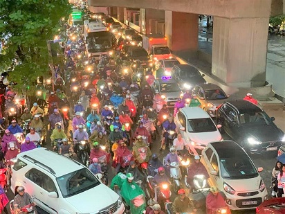 ハノイの渋滞・バイクの渦