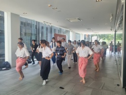 現代芸術学部でタイの舞踊を学ぶ