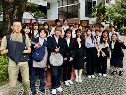 研修初日 シーナカリンウィロート大学 人文学部前にて