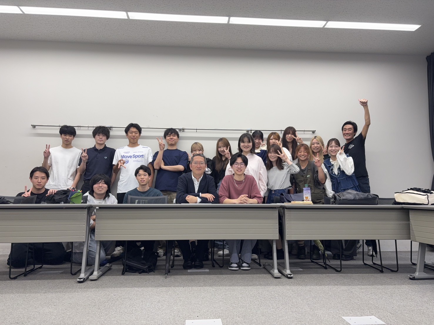 明大前商店街振興組合大坪京一氏（写真前列中央）を囲んで