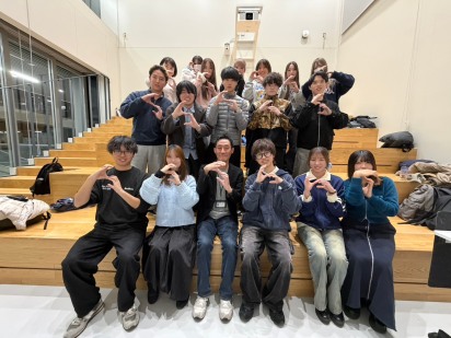 成果報告会を終えたゼミ員と清水准教授