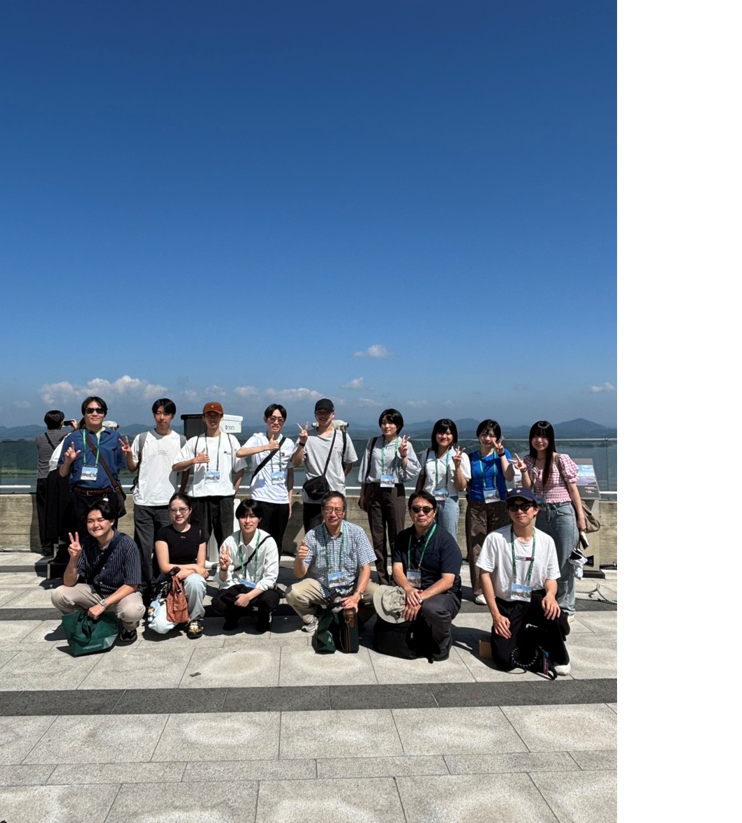 愛妓峰展望台にて北朝鮮を背景に