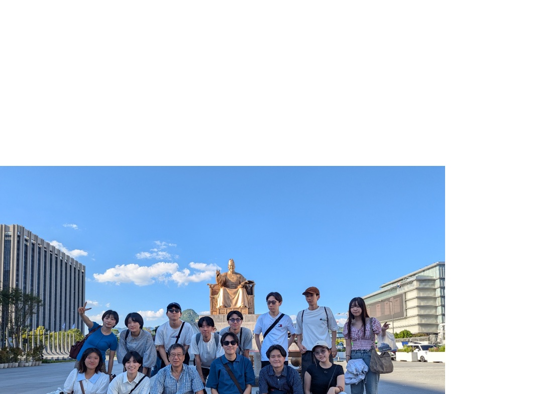 光化門広場の世宗大王像の前にて