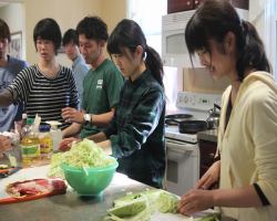 全員で協力し宿舎で自炊をする様子