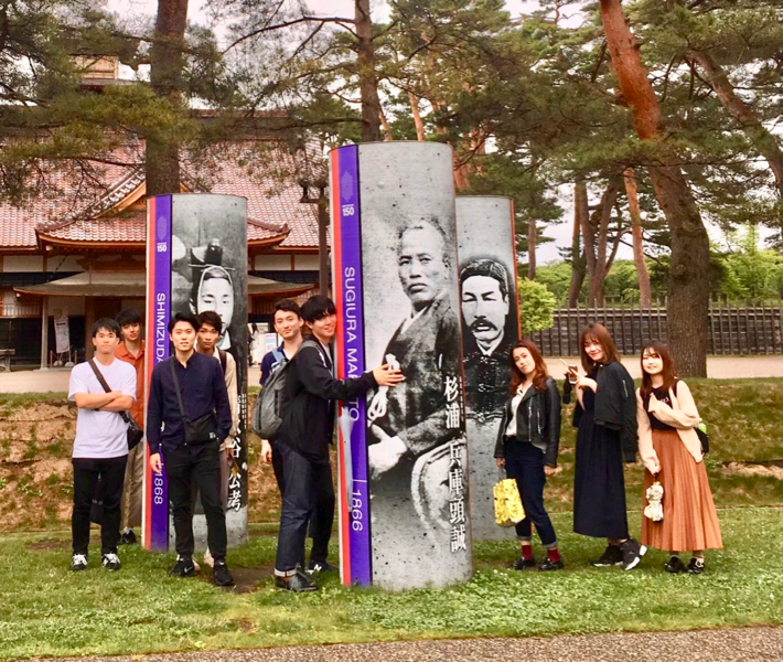 五稜郭公園内、箱館奉行所前に設置されていたリトファスゾイレを囲んで