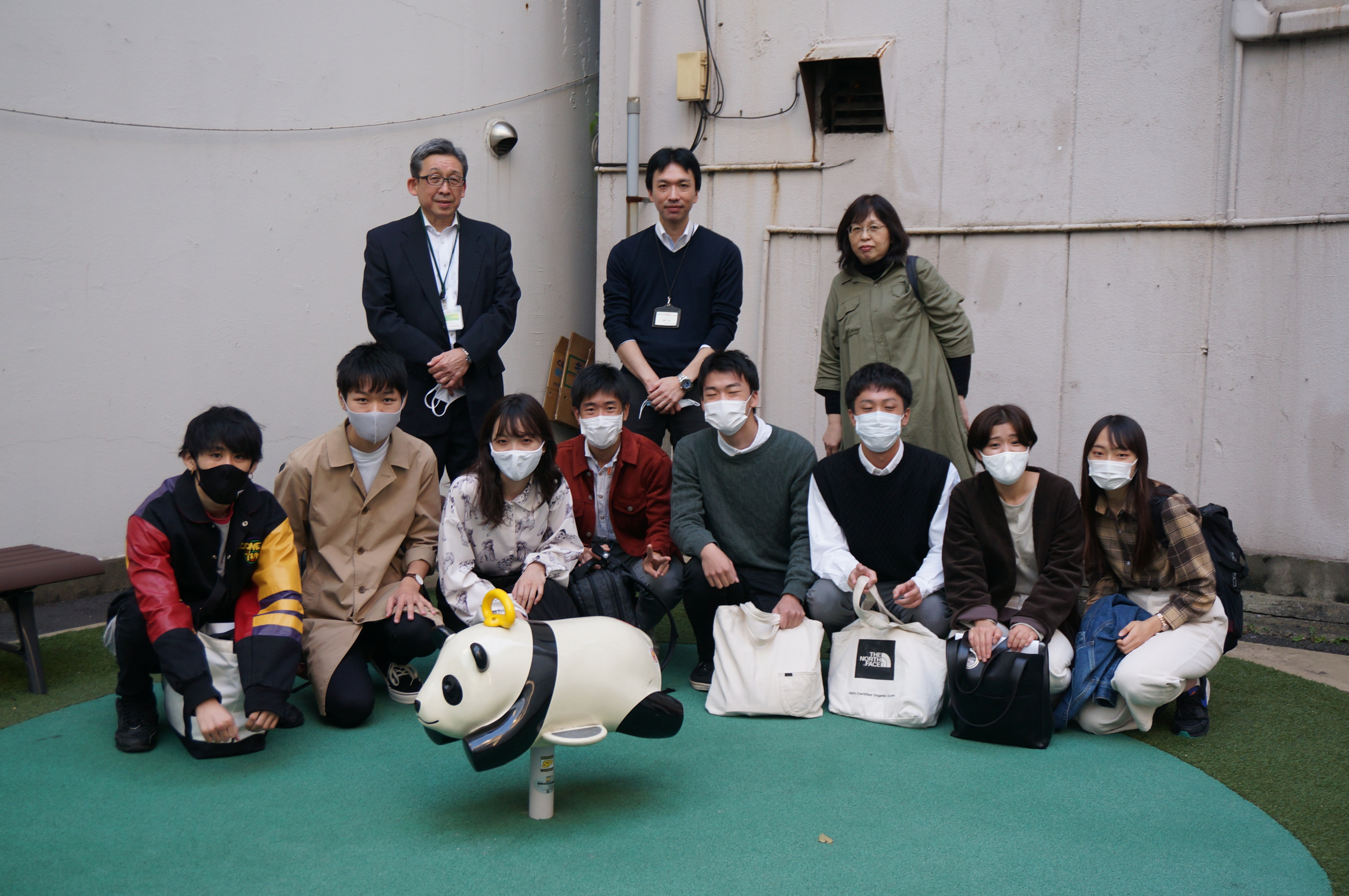 「神田でパンダ」前で記念撮影