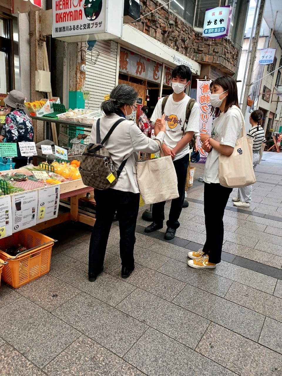 ＜商店街での聞き込み調査①＞