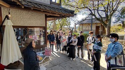 再生された建物の説明を受ける