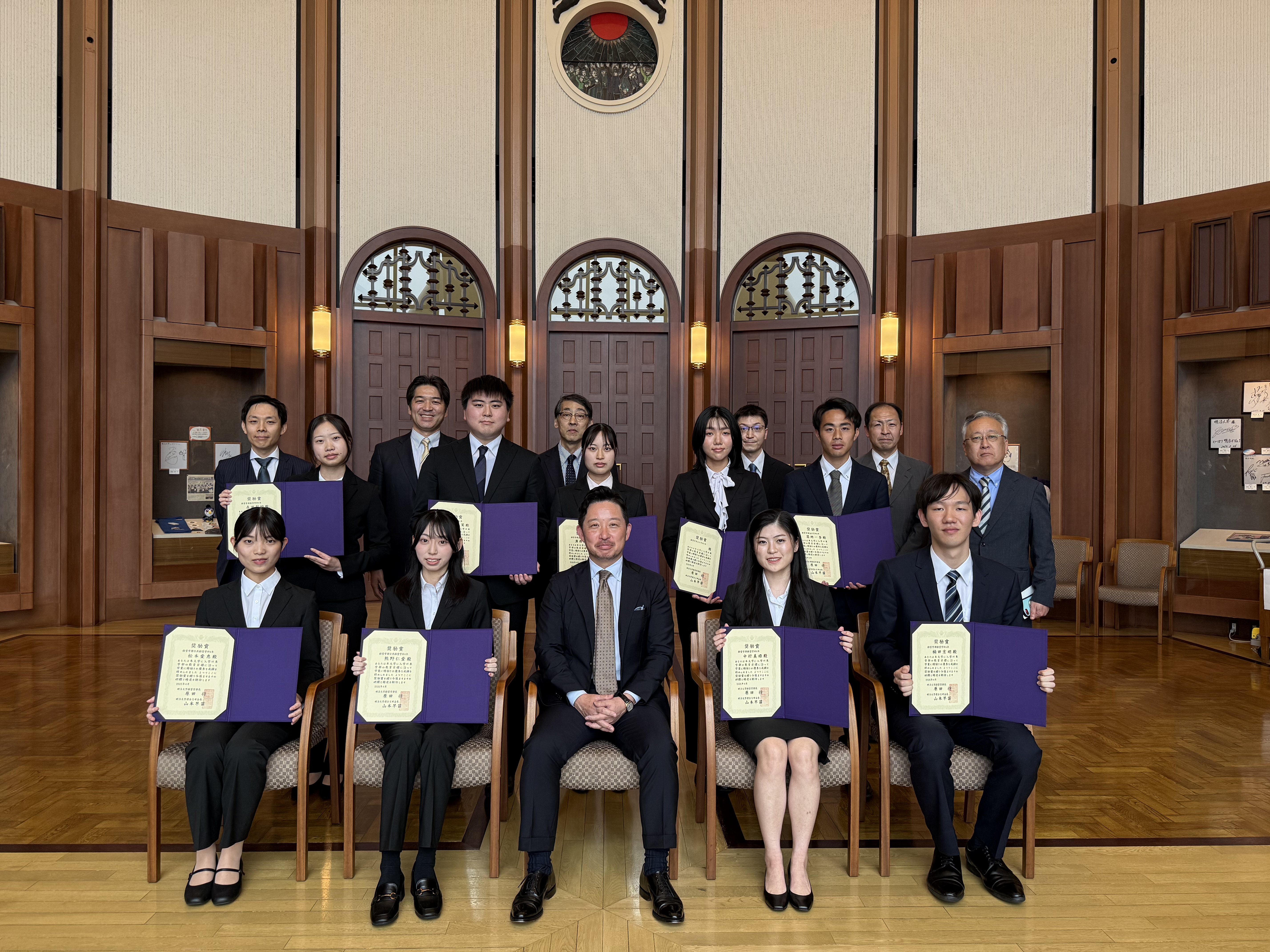 原田将学部長（前列中央）と受賞者・受賞者演習担当教員