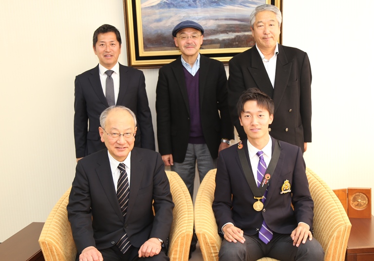サッカー日本代表Ｕ-23室屋選手（政経３）がリオ五輪出場権獲得を学長・理事長に報告