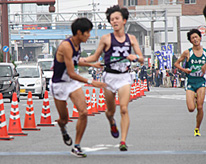 区間2位の走りで流れを変えた5区・松井（中央）と廣瀨（左）