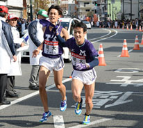 4区・木村（左）から5区・横手へ2年生同士の襷リレー