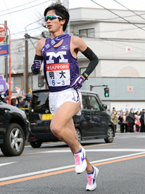 二人を抜いて順位を2位に押し上げた3区・有村選手