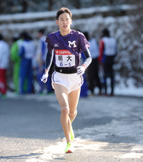 5区・文元選手は雪の残る山登りを2位でゴール