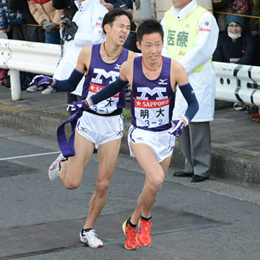 1区→2区：区間2位でチームを流れに乗せた文元が大六野に襷をリレー