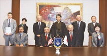 今後のさらなる交流を誓ったマレーシア人事院総裁（前列中央左）と福宮学長（同右）ら