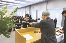 福宮学長から賞状が手渡された